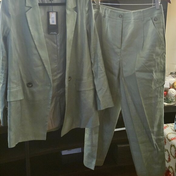 Classic suit - Picture 3 of 11